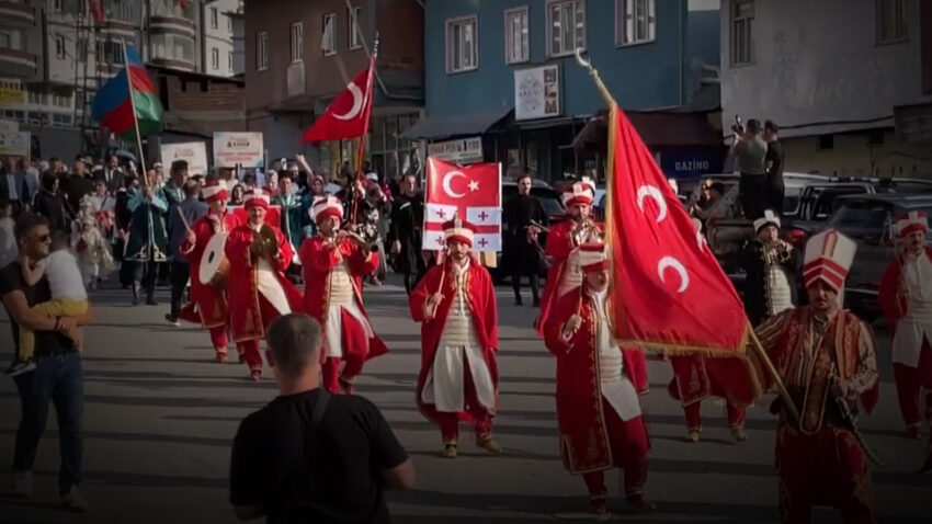 7den 70e herkes oradaydi artvinde kortej ve halk oyunlariyla basladi ncOzbLR9.jpg