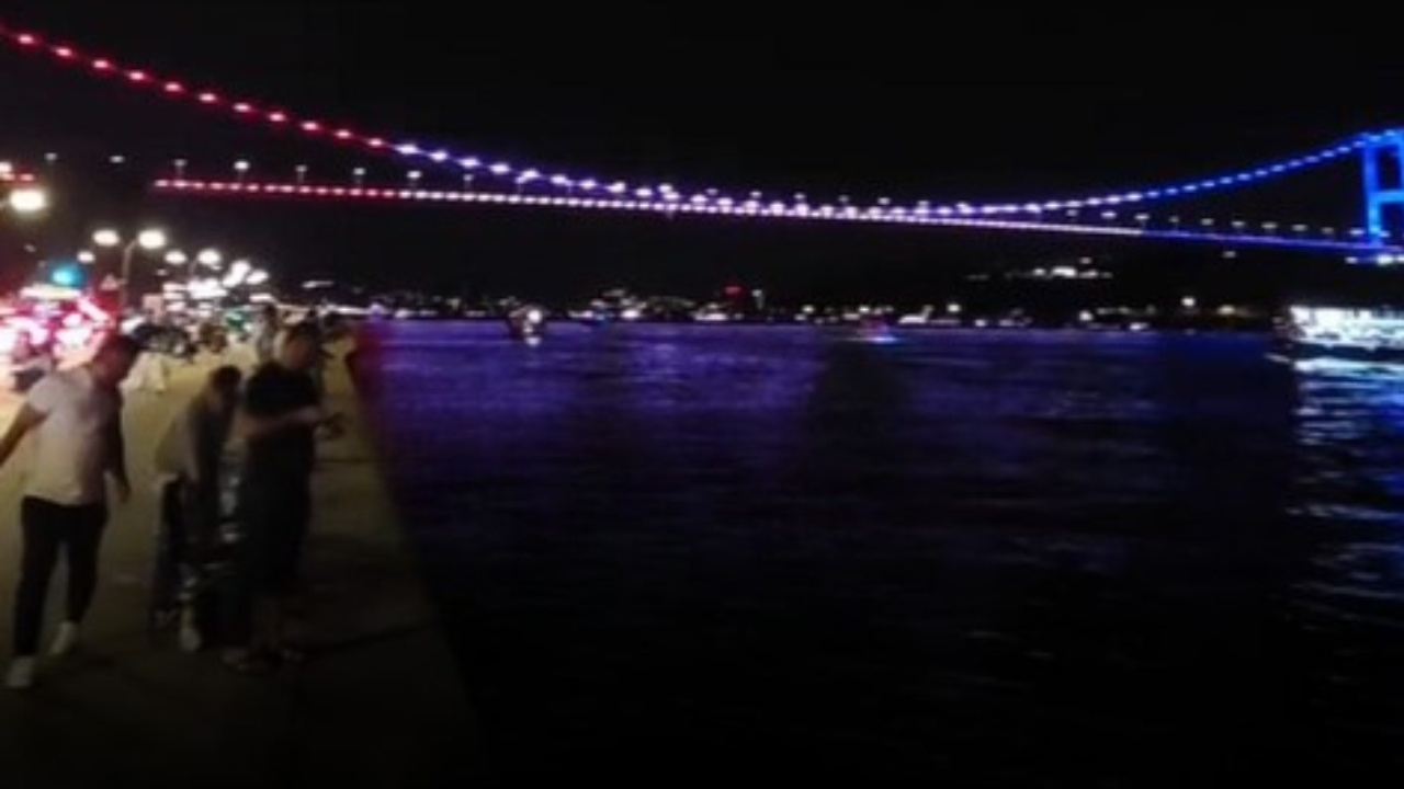 ABD’nin Bağımsızlık Günü’nde FSM Köprüsü Amerikan bayrağı renkleriyle ışıklandırıldı