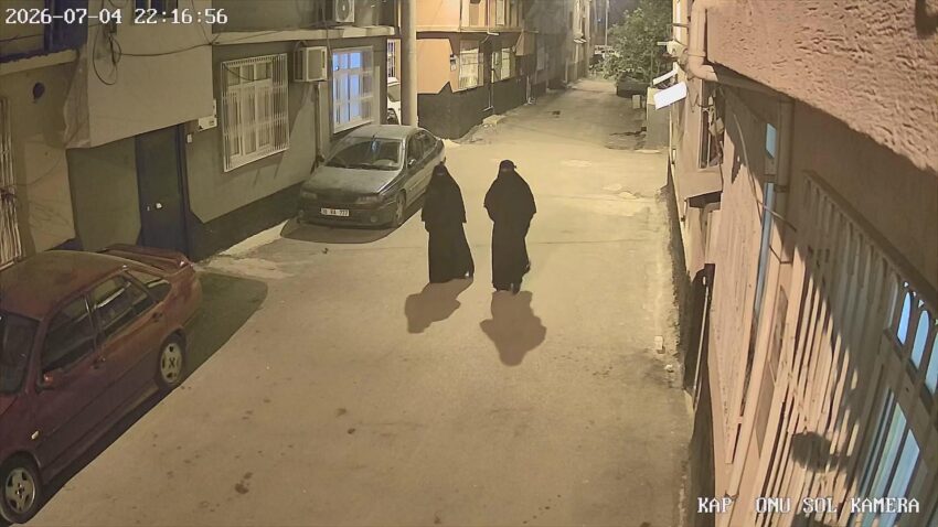 Adanada carsafli hirsizlik kameralara yakalandilar 1 gun onceden plan yaptiklari ortaya cikti p3pA1VG3.jpg
