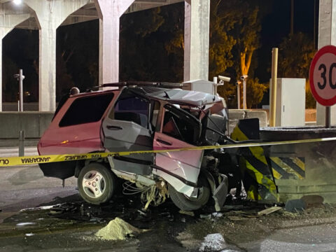 Adanada korkunc kaza beton bariyere carpti eFpw54Xk.jpg