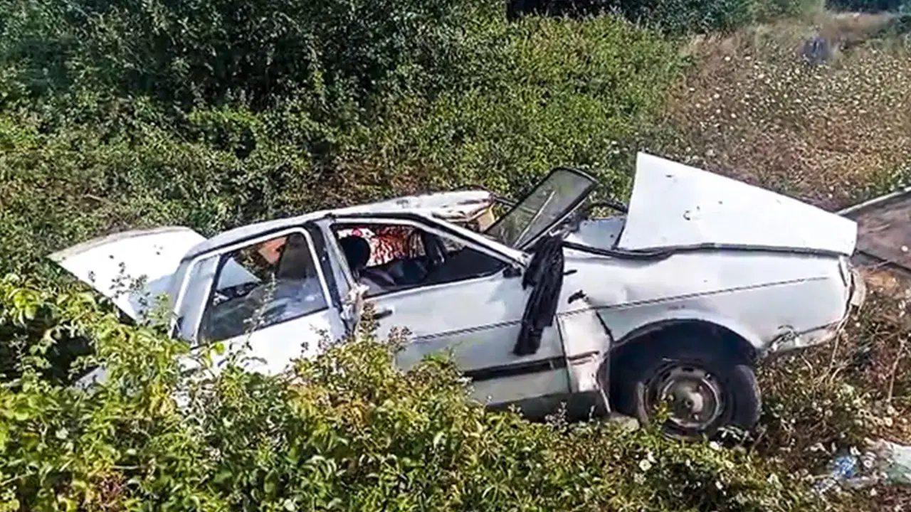 Adana’da zincirleme kaza! Otomobil, narenciye bahçesine devrildi: 2’si çocuk, 4 yaralı