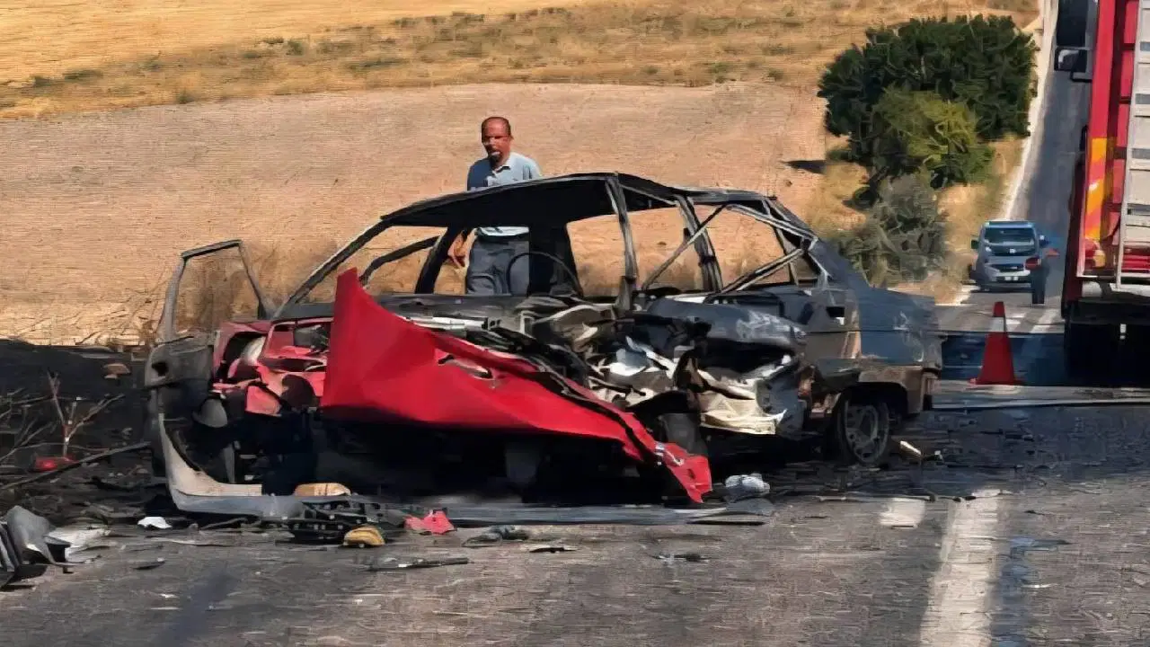 Afyonkarahisar’da feci kaza… Çarpışan otomobillerden biri alev aldı: Ölü ve yaralılar var