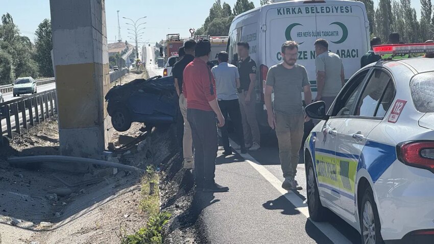 Afyonkarahisarda feci kaza otomobildeki cift oldu bebekleri yaralandi gZhZrJDO.jpg