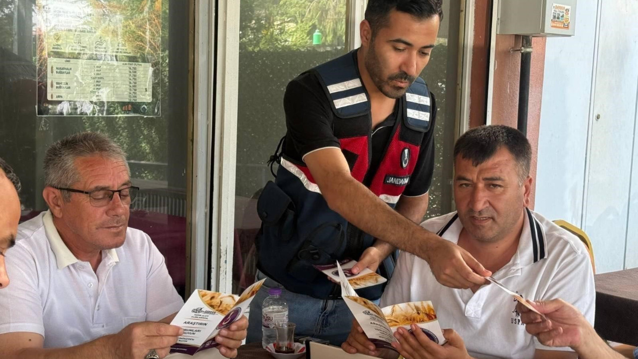 Afyonkarahisar’da jandarma vatandaşları dolandırıcılık konusunda bilgilendirdi