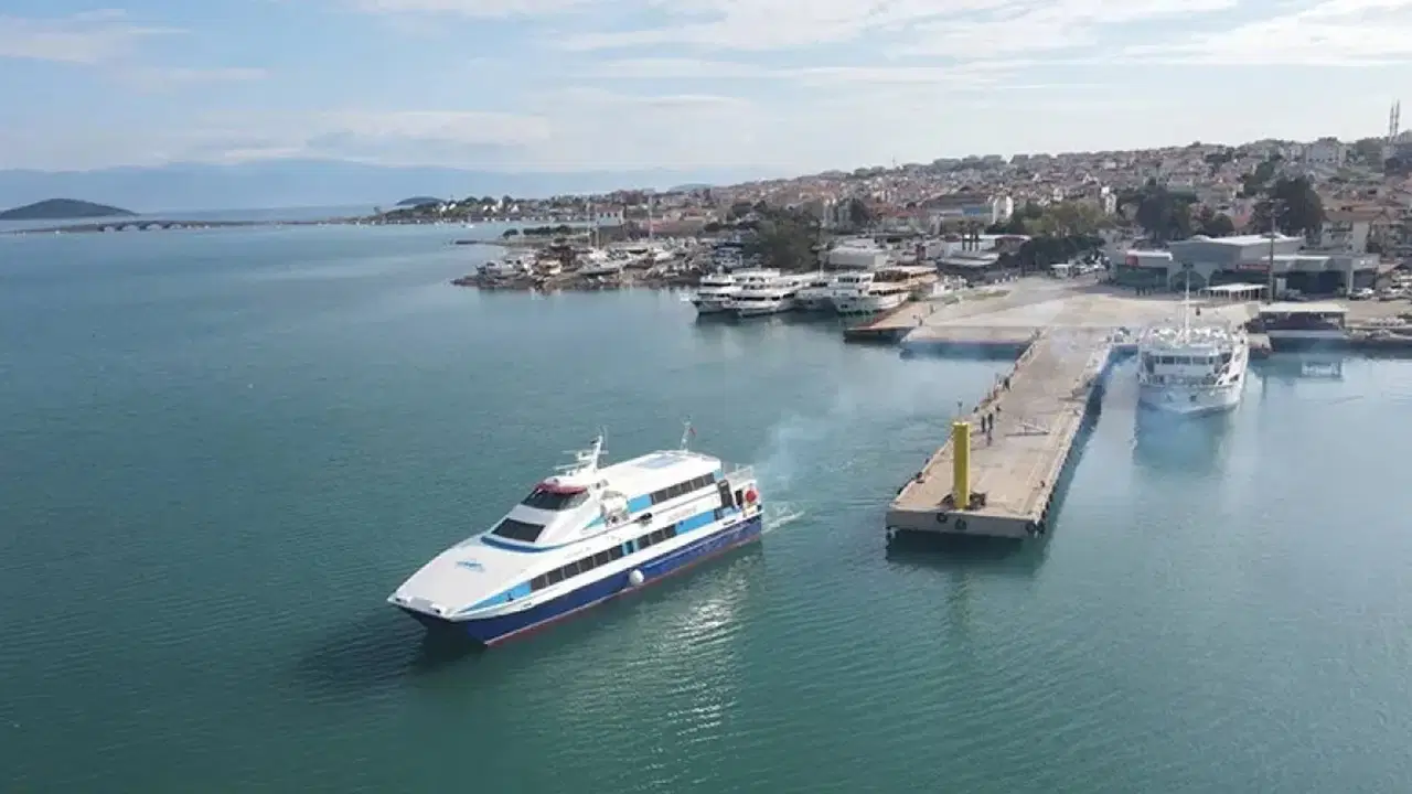 Akçay-Midilli seferleri resmen başladı: Akçay 27 yıl sonra yeniden gümrük alanı oldu