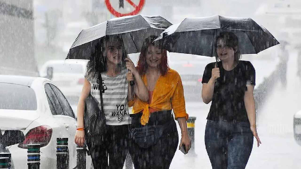 AKOM sağanak yağış için İstanbul’a saat verdi: Yer yer şiddetini de artıracak