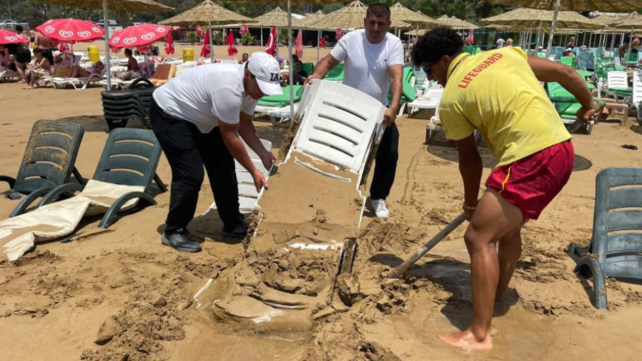 Alanya’da plaja inenler gözlerine inanamadı: Dev dalgalar her şeyi kuma gömdü