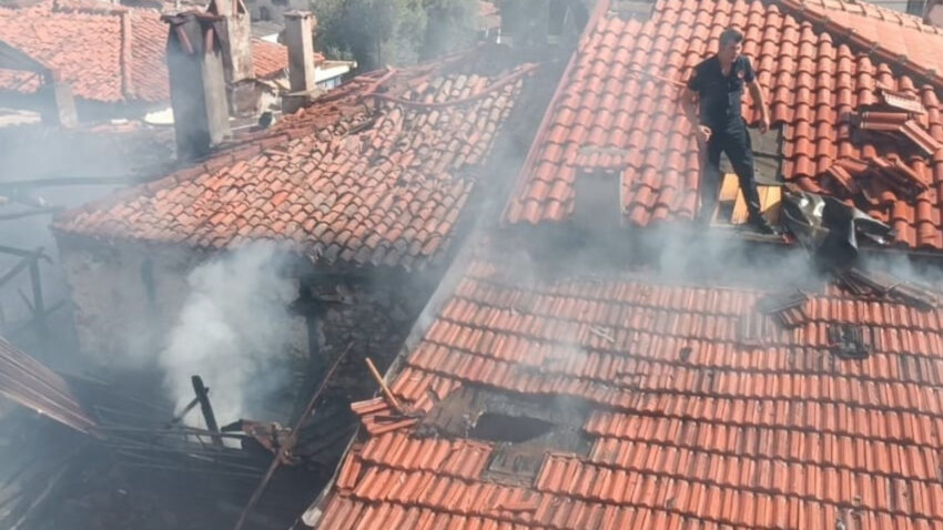 Alevler kisa surede yayildi evde cikan yanginda can verdi U73gzRPW.jpg