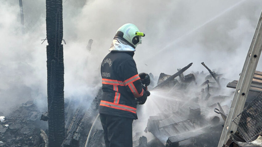 Alevler komurluge sicradi geriye kuller kaldi gwD7VZFi.jpg