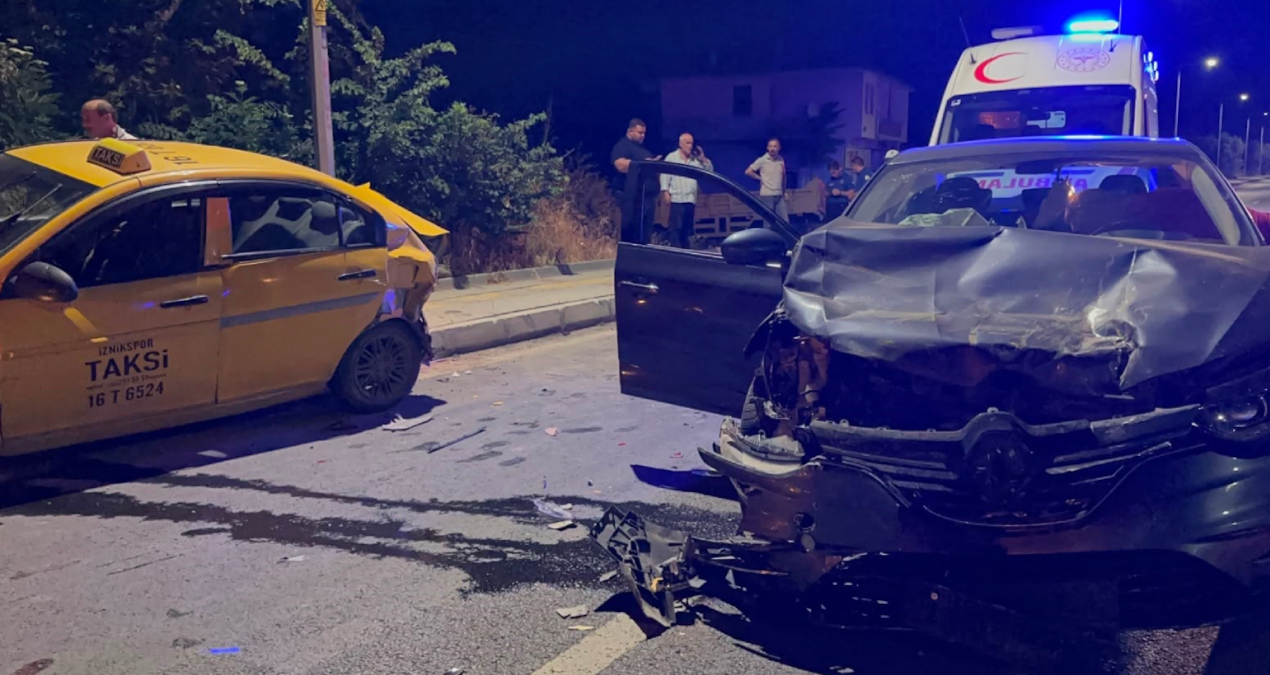 Alkollü sürücünün kullandığı otomobil taksiye çarptı