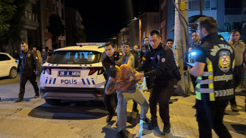 Alkolmetreyi reddedip ortaligi birbirine katti polise direnen surucuye biber gazli mudahale A6EfnTib.jpg