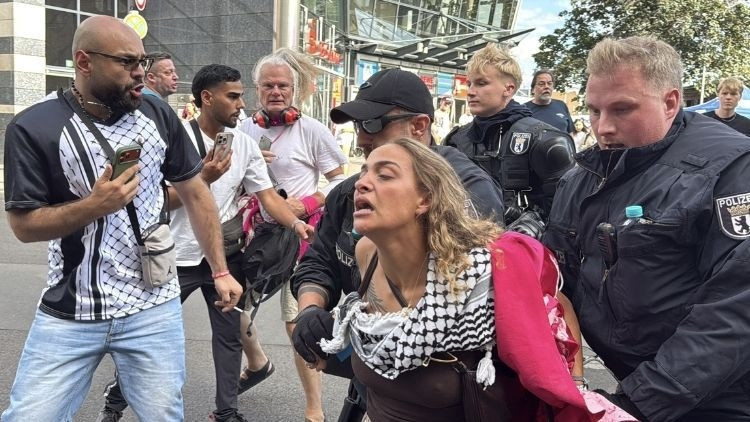 Almanyada israile muhimmat ureten rheinmetall protesto edildi cok sayida kisi gozaltinda 5FHVSDpT.jpg