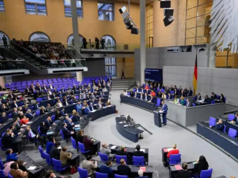 Almanyada milletvekilleri halkla dayanisma icin 500 euroluk maas zammini oy birligiyle reddetti dPlFWLQl.jpg
