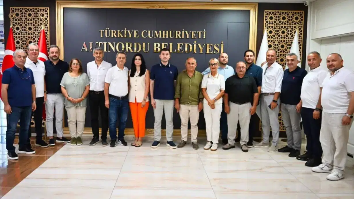 Altınordu Belediye Başkanı Tepe, belediye meclis üyeleriyle birlikte CHP’den istifa etti
