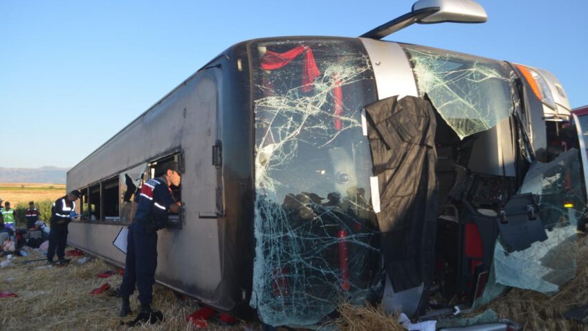 Amasyada yolcu otobusu devrildi D5DBmDBT.jpg