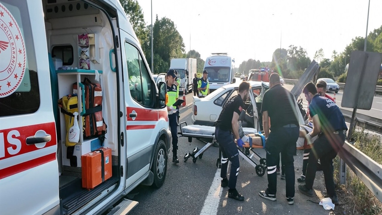 Anadolu Otoyolu’nda otomobil bariyere çarptı: 3 kişi yaralandı