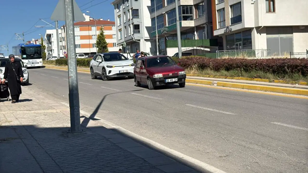 Ani manevra yaptı, yoluna devam etti: Arkadaki araçlar kaza yaptı