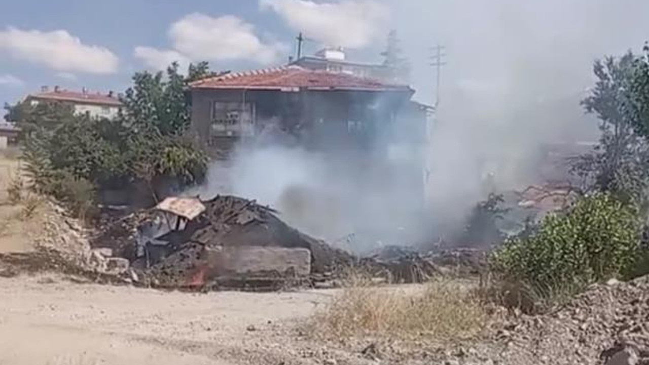 Ankara Altındağ’da yabani otları temizlemek için yakılan ateş evi yaktı