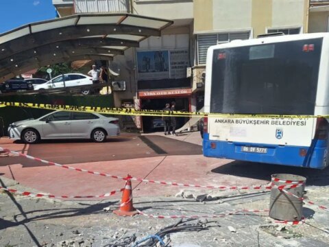 Ankarada belediye otobusu is yerine girdi 7 yarali NDCarcEH.jpg