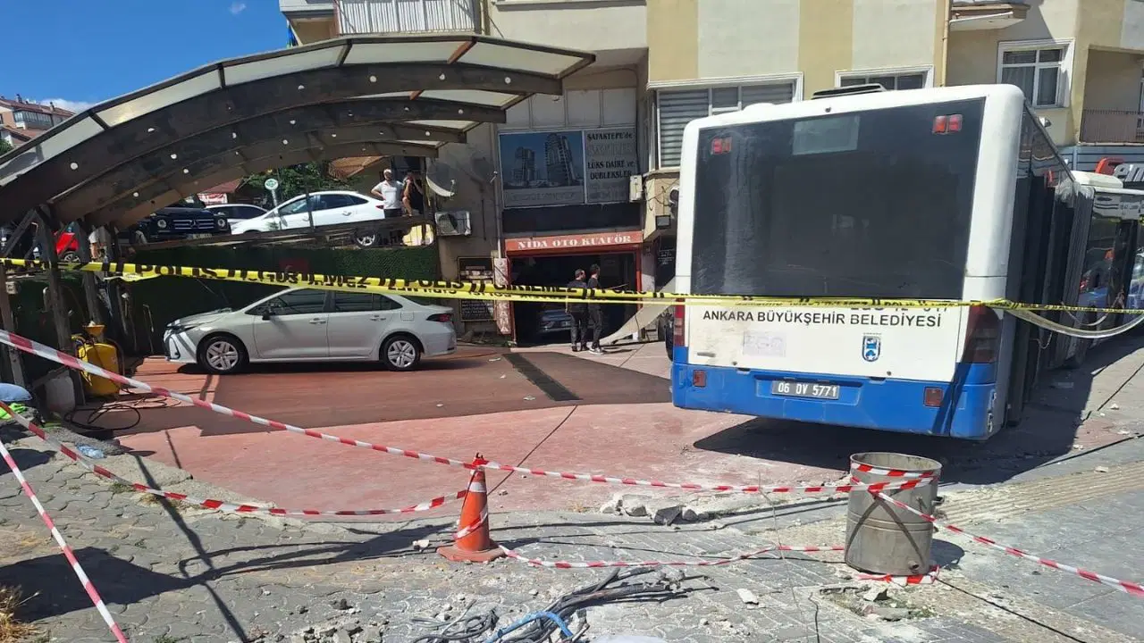Ankara’da belediye otobüsü iş yerine girdi: 7 yaralı
