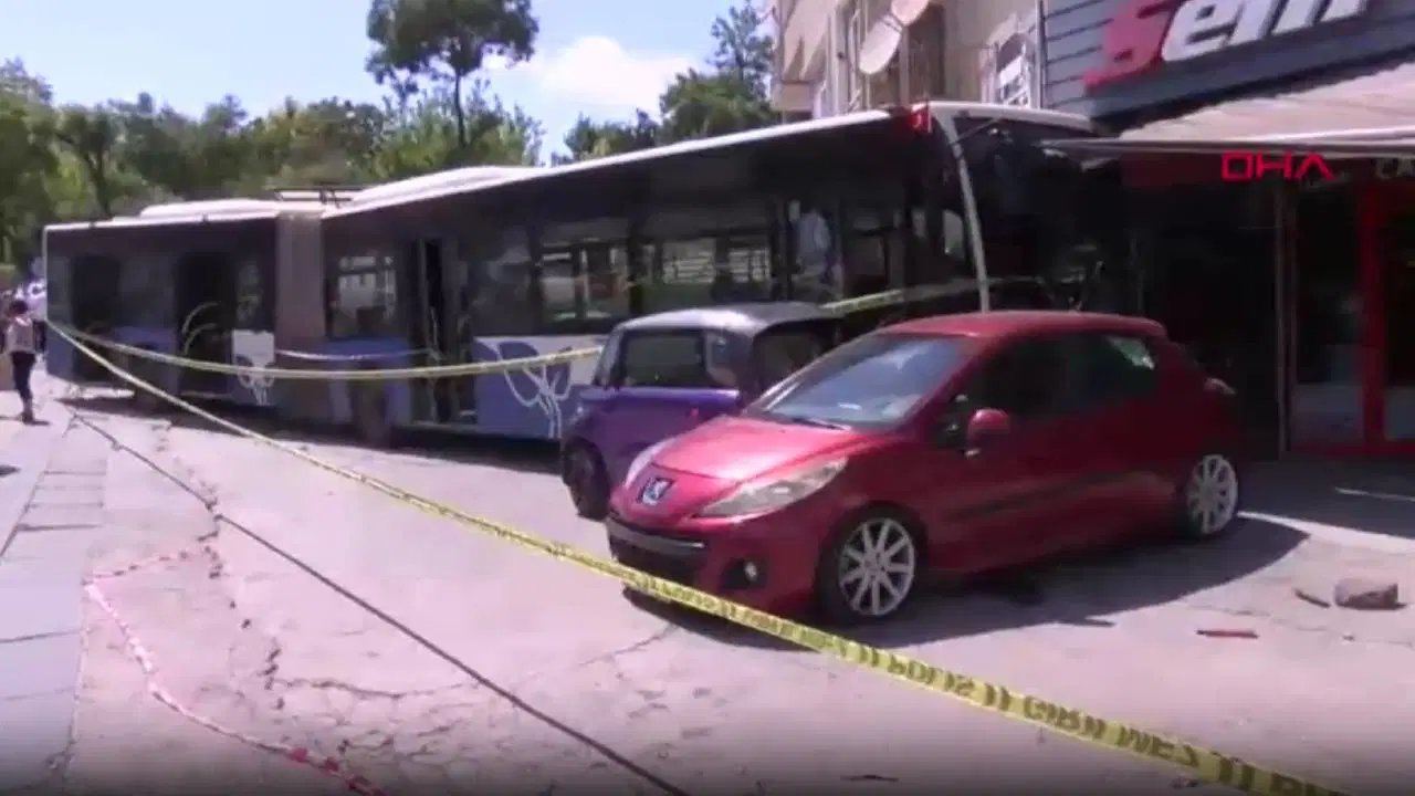 Ankara’da feci kaza… Otobüs iş yerine girdi: Yaralılar var