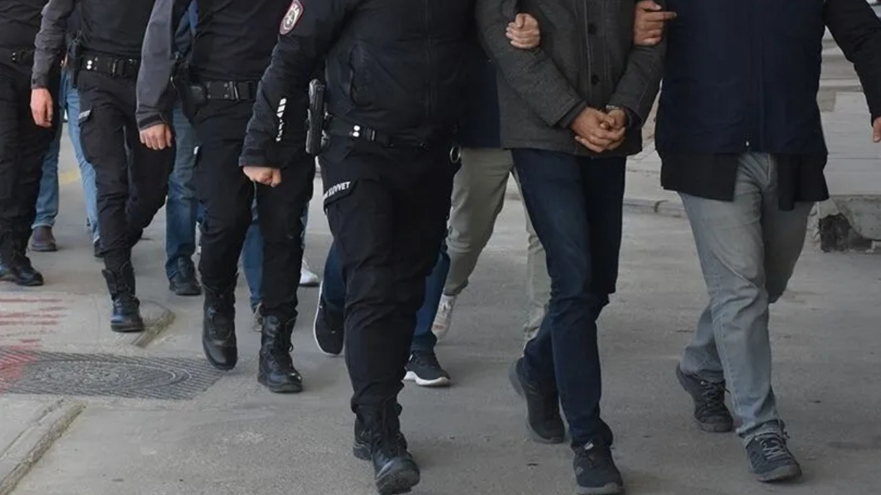 Ankara’da ‘Sixtiees Pub’a operasyon! Müstehcen eğlence düzenleyen 7 şüpheli gözaltına alındı