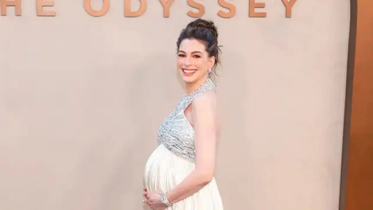 Anne Hathaway’den 43 yaşında sürpriz hamilelik itirafı: ‘Hamile kız kardeşlerim her an güçlü ve zarif gözükmek zorunda değilsiniz’