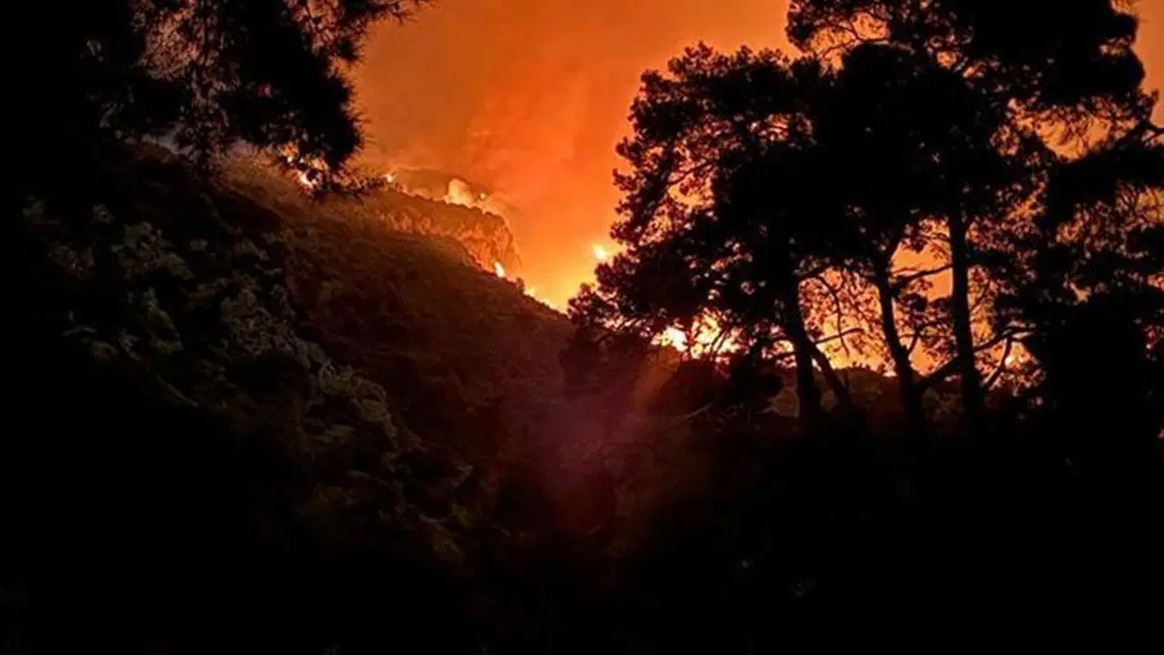 Antalya Kaş’taki orman yangını 2. gününde: Müdahale sürüyor