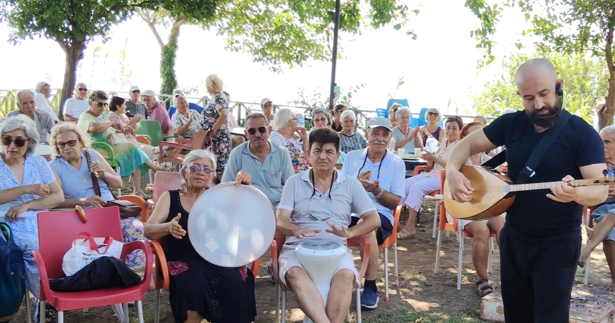 Antalya Muratpaşa’da yaşlılar türkülerle buluşuyor