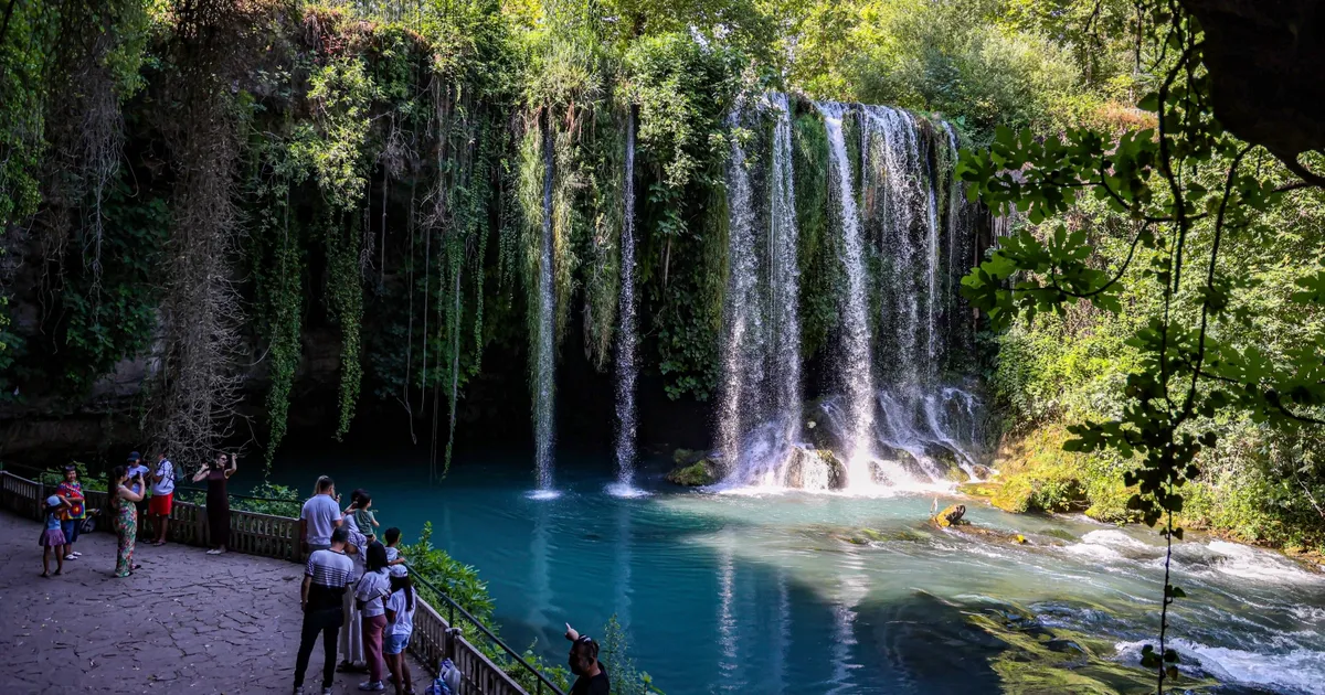 Antalya’da Düden Şelalesi ziyaretçilerini ağırlıyor