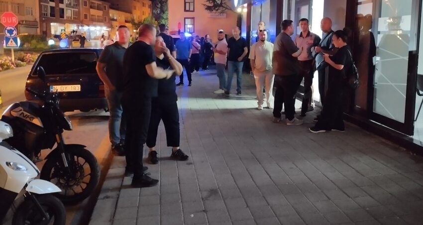 Apartmanin aydinlatmasi patladi bina sakinleri kendini sokaga atti iAOWMW5E.jpg