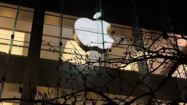 Apple ticari sirlarini caldigi iddiasiyla iki eski calisani ve openaia dava acti UOS6N29A.jpg