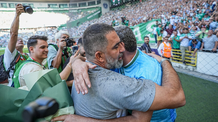 Arda turan bursaspora takildi hayran kaldi AmfMrd8w.jpg