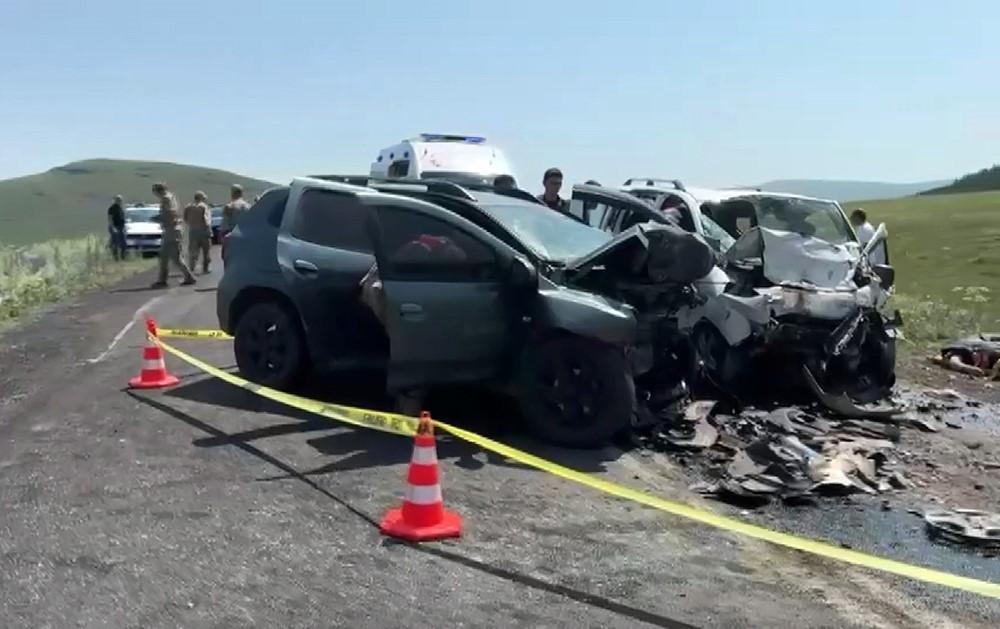 Ardahan’da feci kaza! İki araç çarpıştı, 4 kişi hayatını kaybetti