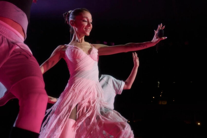 Ariana grande yayinlanmamis sarki ve videolarini sizdiran bilgisayar korsanlarina dava acti w8BqugLK.jpg