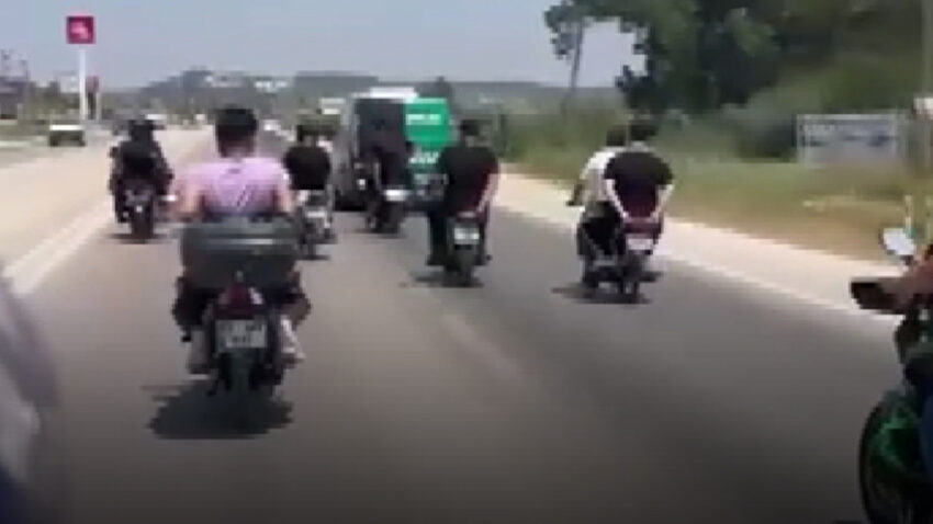 Arkadaslarindan atakana son konvoy motosikletlerle ugurladilar PVytfK5l.jpg