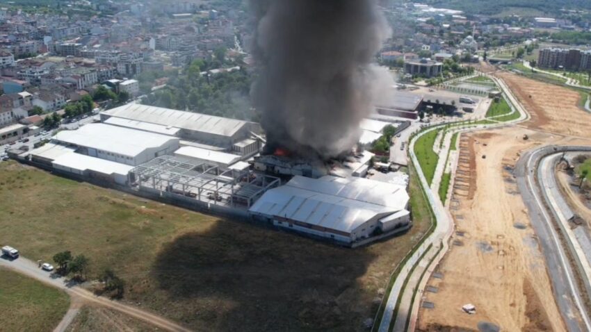 Arnavutkoyde sunger fabrikasinda yangin KSJTJhCW.jpg