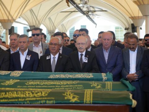 Asli baykaldan cenaze sonrasi kilicdaroglu ve ozele gonderme en onde yer alanlar dUBbeKpc.jpg