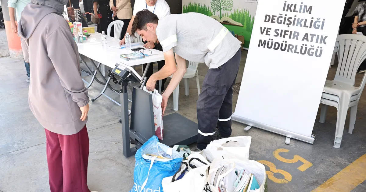 Atık Kağıtları Getiren Hediye Kazanıyor