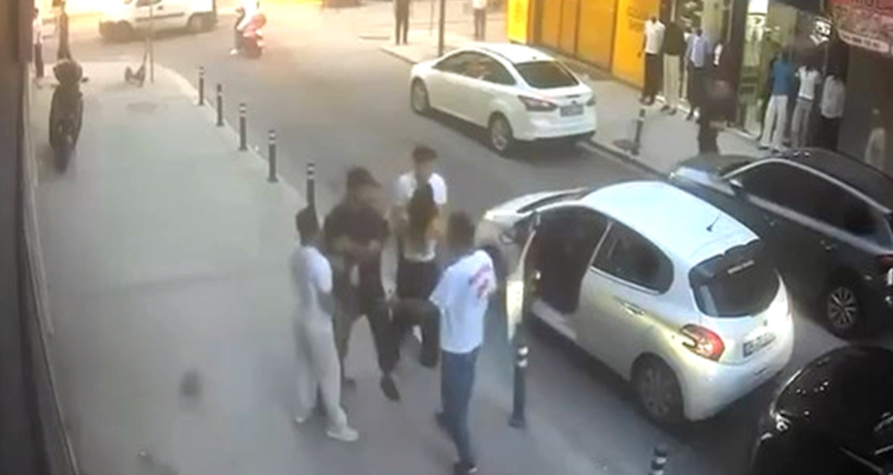 Avcılar’da trafikteki yumruklu kavga kamerada