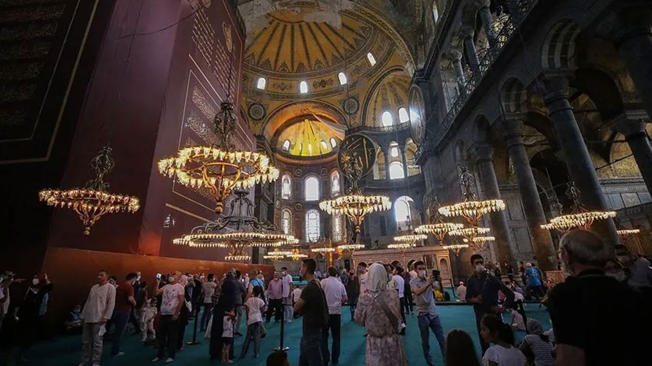 Ayasofya’da iki turist gözaltına alındı
