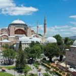 Ayasofyada yuksek sesle incil okuyan iki turist gozaltina alindi rV42FJGJ.jpg