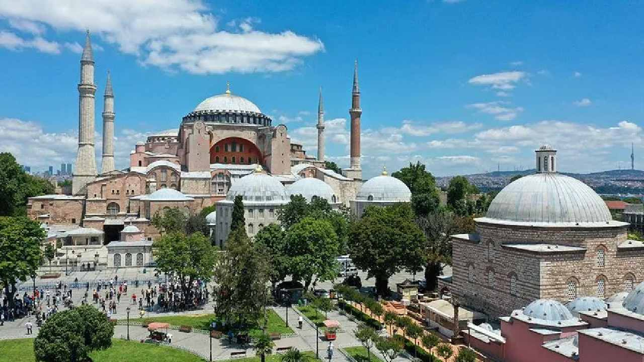 Ayasofya’da yüksek sesle İncil okuyan iki turist gözaltına alındı