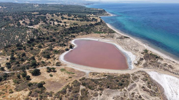 Aylar sonra yeniden pembe oldu turkiyenin kalp seklindeki golu gorenleri buyuluyor YYcT51lu.jpg