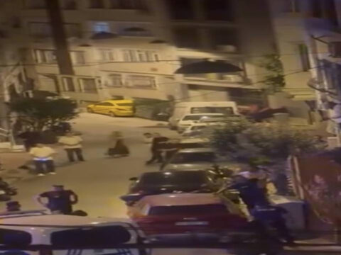 Ayriligi kabullenemeyen erkek olay cikardi binaya tirmandi yumrukladi kufur etti YHZRUnFg.jpg