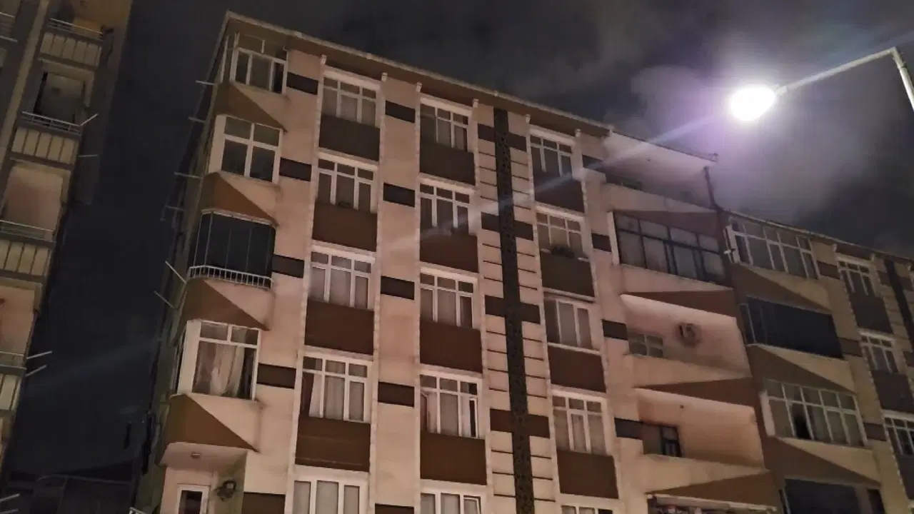 Bahçelievler’de hareketli anlar: Kolonlarından ses gelen apartman tahliye edildi!