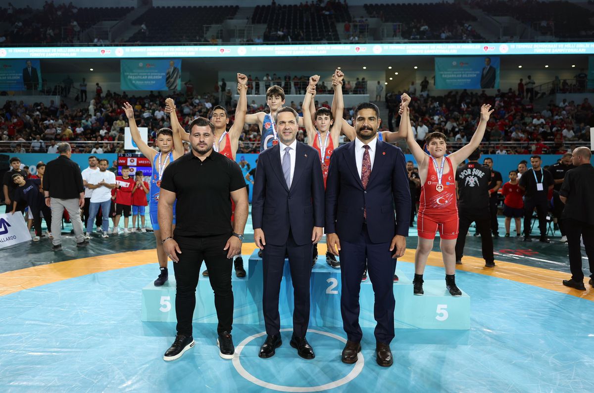 Bakan bayraktar 2 buyuk gures festivali minikler sampiyonasinda sporcularla bir araya geldi 9kQ2SFPl.jpg