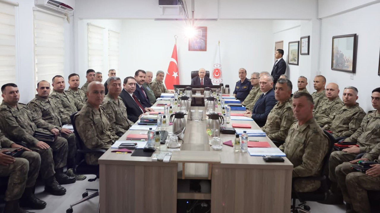 Bakan Güler, KKTC’de Mehmetçik ile bir araya geldi