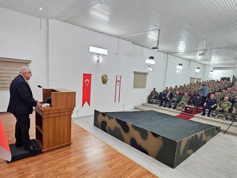 Bakan gulerden kktc 14 zirhli tugay komutanligina ziyaret YuazI372.jpg