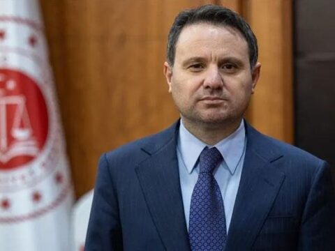 Bakan gurlekten kizilaya 150 bin liralik bagis manevi tazminati ihtiyac sahipleri icin bagisladi gir7lNpX.jpg